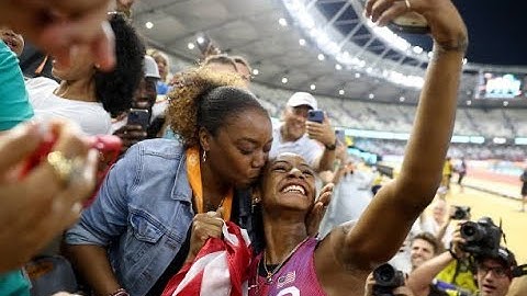 Sha'Carri Richardson looking for her mama after winning gold in the 100m 😍