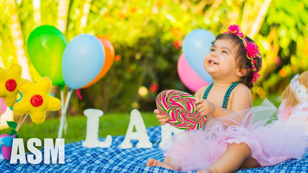 Hãy bắt đầu một ngày đầy vui vẻ với hình ảnh này! Cười tươi như những đóa hoa trên đầu nàng công chúa và tỏa sáng như những đèn lồng đầy màu sắc. Bạn sẽ cảm thấy hạnh phúc và năng động hơn khi thưởng thức hình ảnh này đấy!