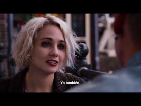 Riley recibiendo las cosas que le trae su padre - Sense8, sub español ...