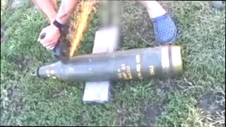 Разборка кассетного 155-мм снаряда M483A1 солдатами Украины