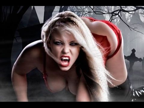 Сексапильная девушка в образе вампирши