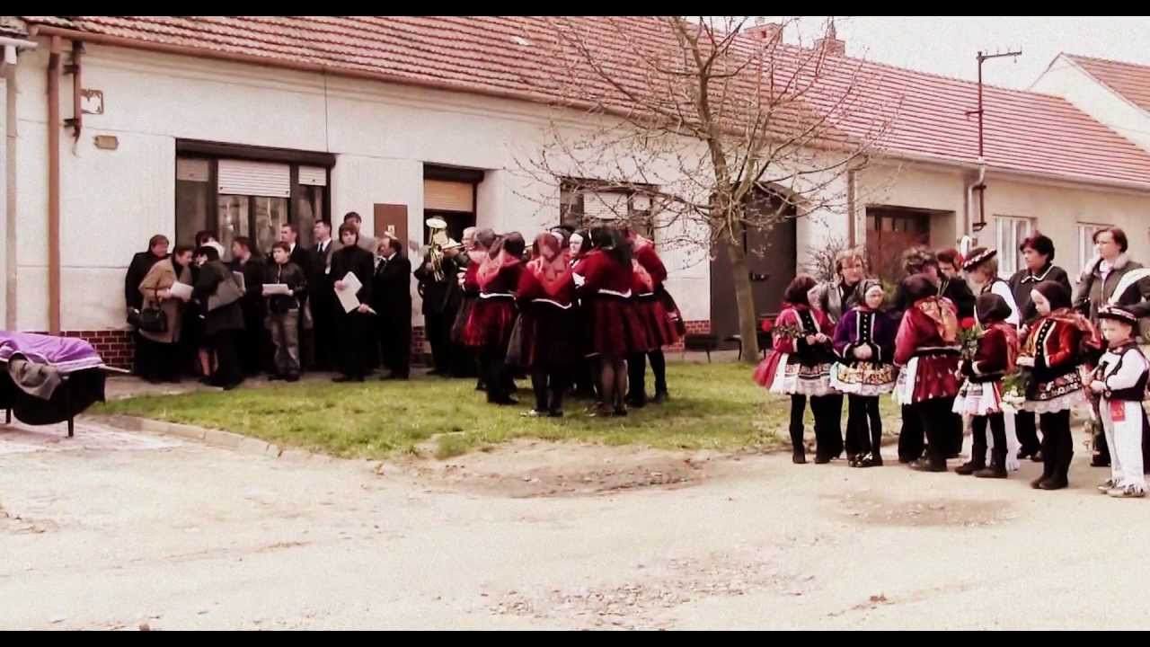 SKORONICE-z posledního rozloučení s vzácnou ženou LIBUŠÍ HOLCMANOVOU:smuteční hosté přichází