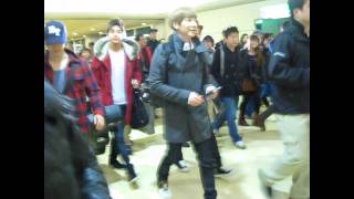 20120201 Super Junior arrived TW airport.wmv