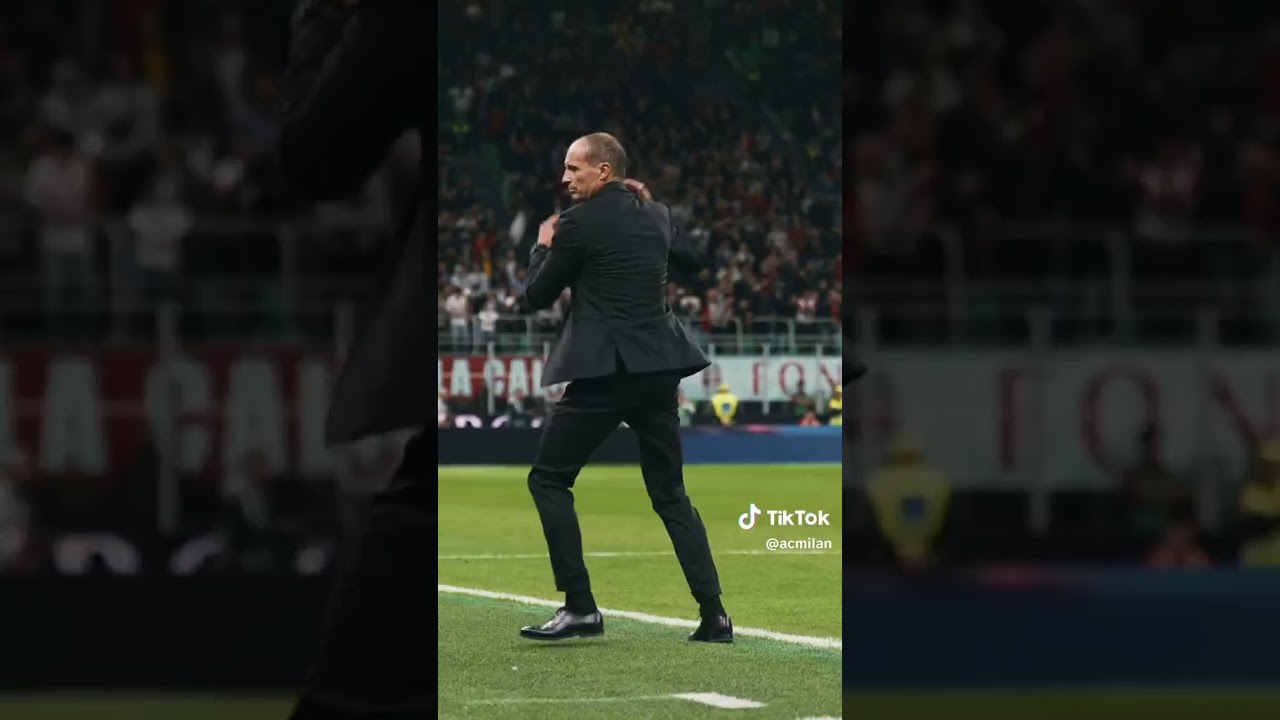 Allegri scalcia un pallone in Milan Napoli