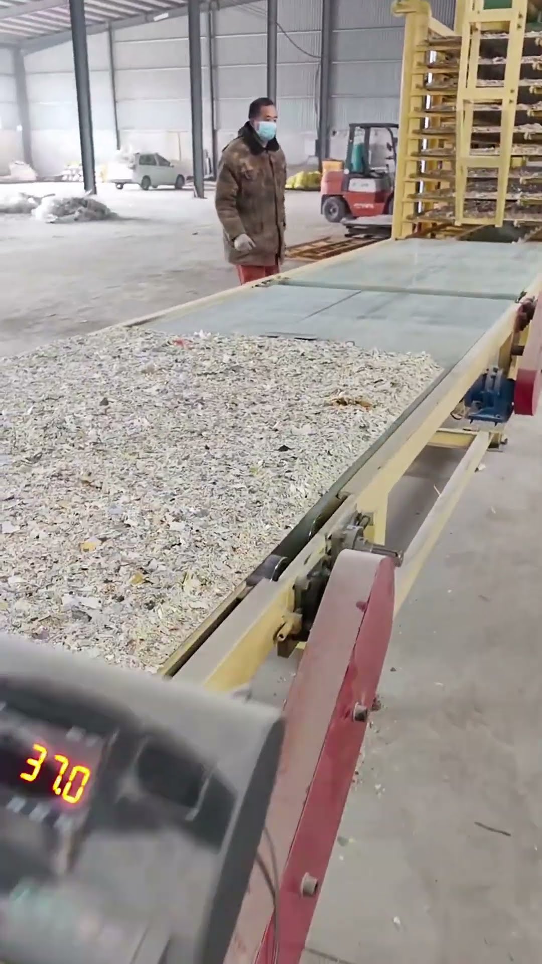 Wood chips pressed into board production process- Good tools and machinery make work easy