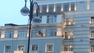 Женщина моет окно на 6 этаже Женщина моет окно на 6 этаже