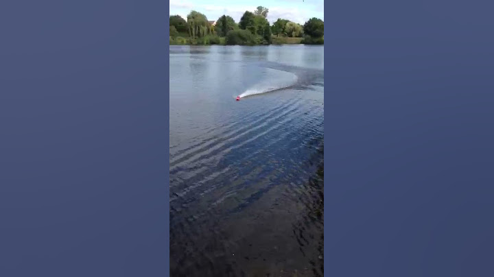 Motorboot  fährt mit Speed auf dem Ufer Unfall aber lustig  Boot Unfall