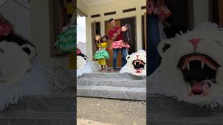 Bapak Dan Anak Memakai Kostum Badut Cantik