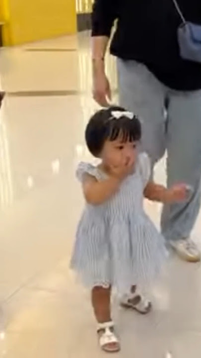 Udahh bisa jalan sendiri sekarang tth kalo ke mall🤏#babylily#babyrans#baby#raffinagita#short