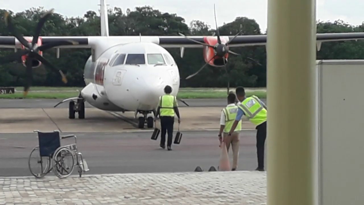 Marshaller Pemandu Parkir Pesawat Baling Baling ATR 72 