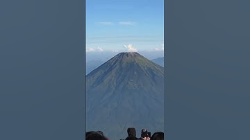 Eh liat liat 😭🤣 #gunungsumbing #gunungsindoro #temanggungbersenyum #temanggung #wonosobo #pendaki