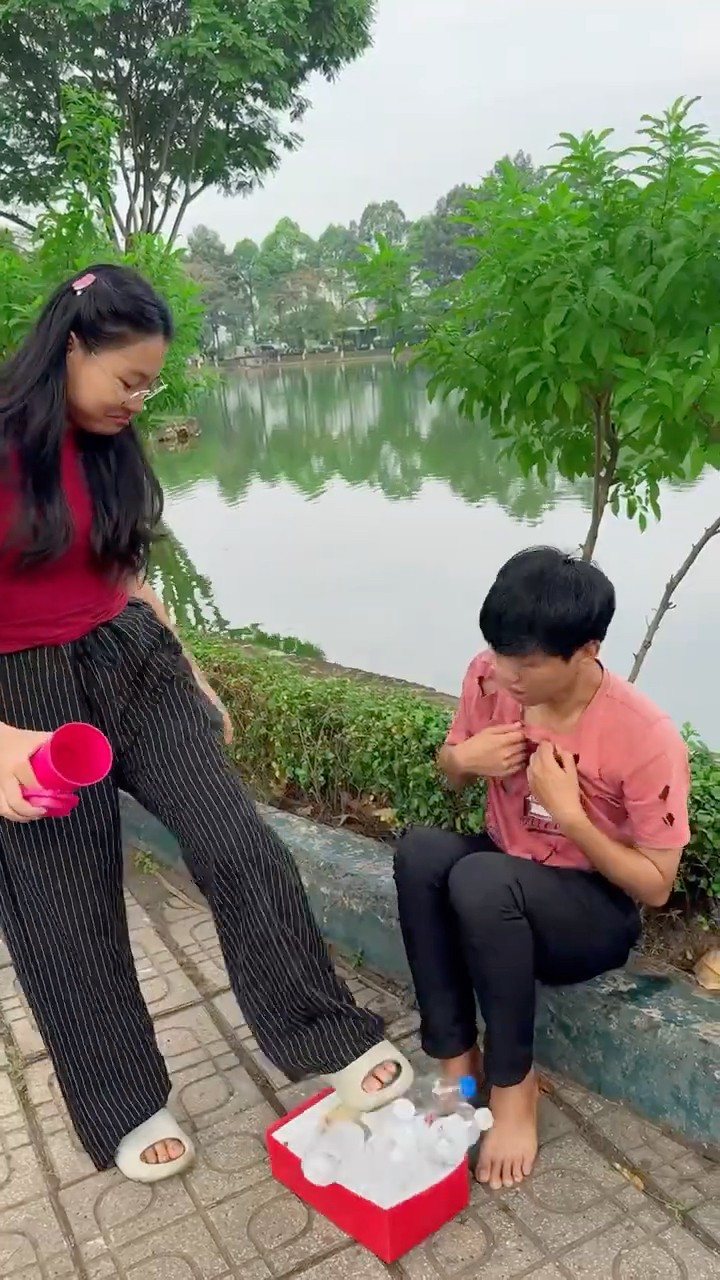 LNS - Cậu bé bán nước bị khinh thường || Never look down on others #shorts