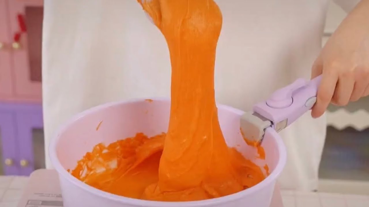 جا الولد العصـ بي ولماشافني ناايمه سحب من البطانيه وقال❤️