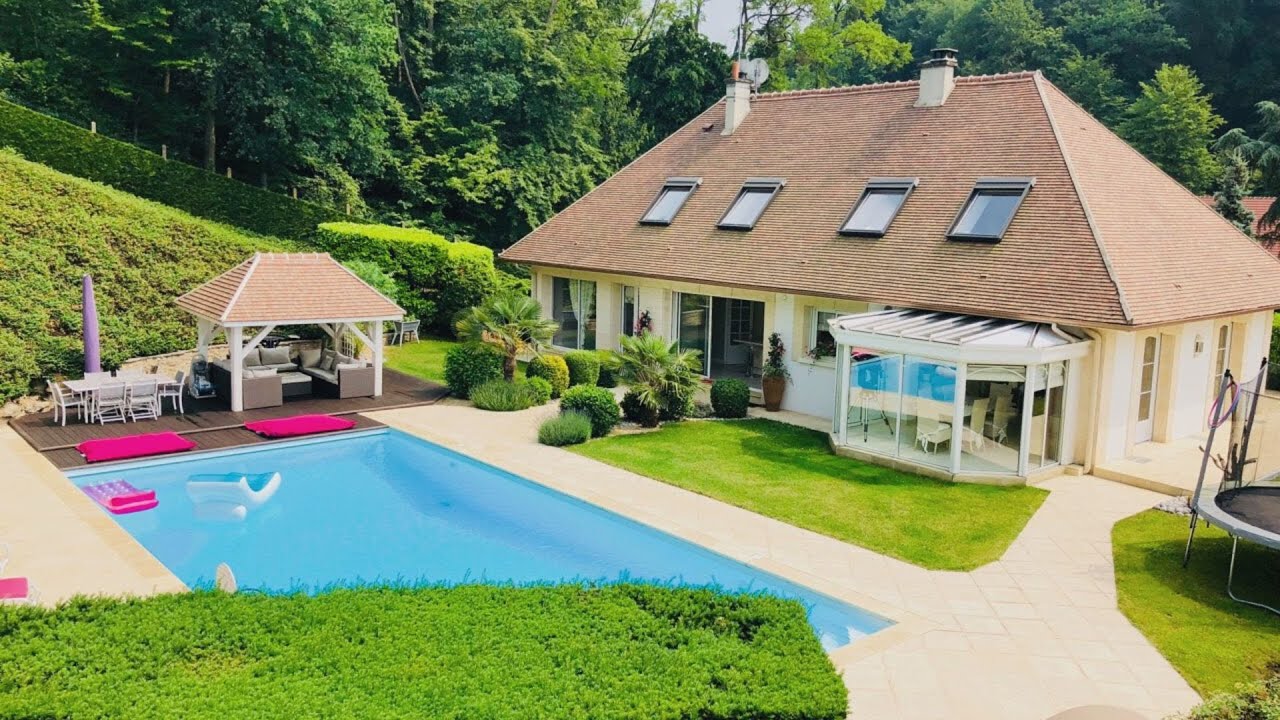 A vendre, villa de 300m² avec piscine et discothèque proche de