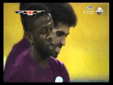 اللاعب خلفان إبراهيم خلفان يحرز الهدف الثالث لمنتخب قطر في مرمي منتخب اليمن