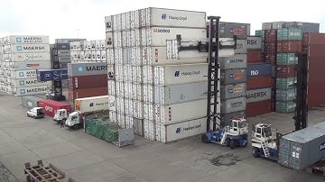 Bốc dỡ hàng tại cảng