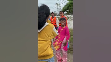 Mất hết sau lũ, bà con vẫn vui vẻ nhận quần áo cứu trợ. Có anh mặc nhầm đồ nữ mà vẫn cười tươi