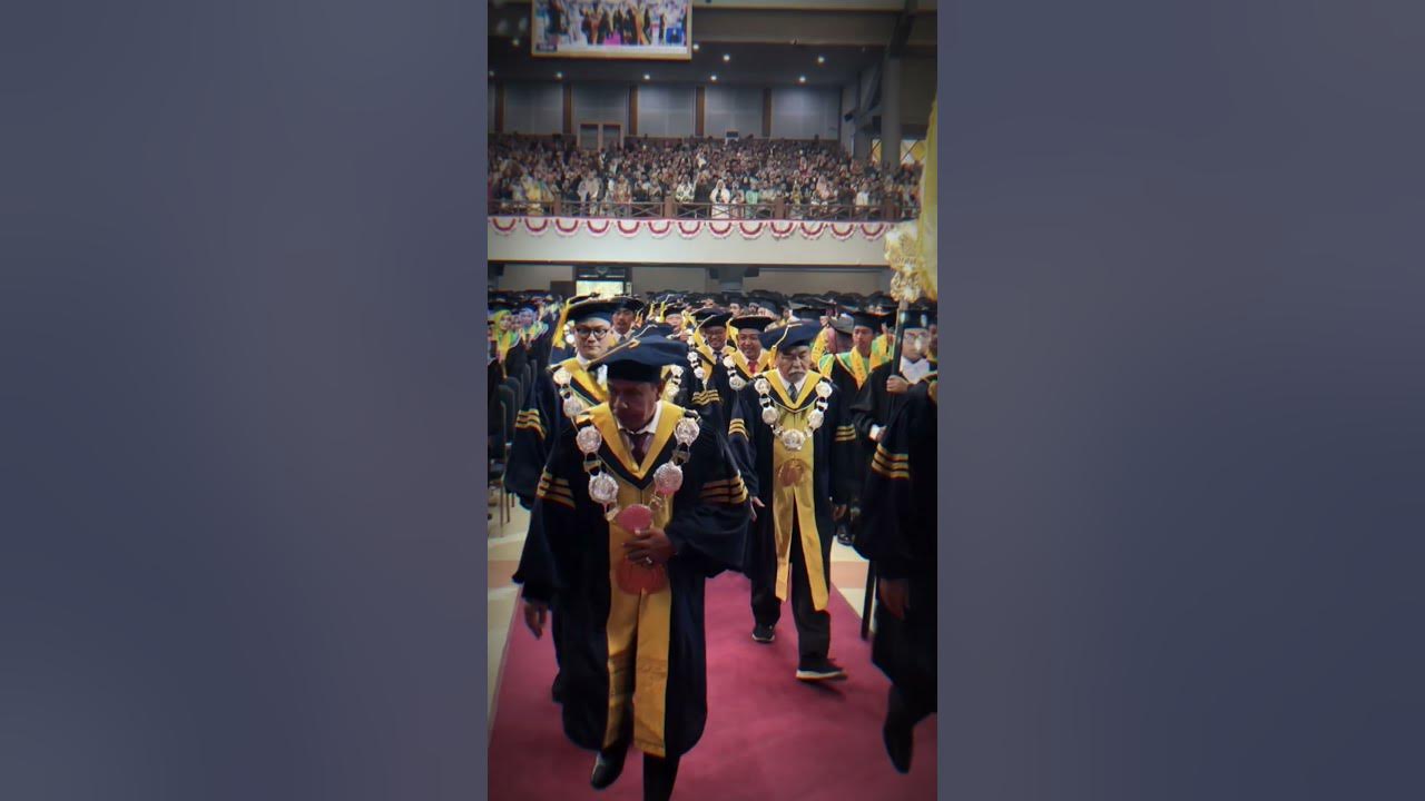 Bapak ibu senat akademik UNNES memasuki ruang wisuda #unnes #wisudaunnes