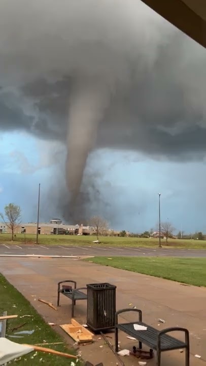 Videos von verheerenden US-Tornados: Windgeschwindigkeiten von bis zu 220 km/h | DER SPIEGEL