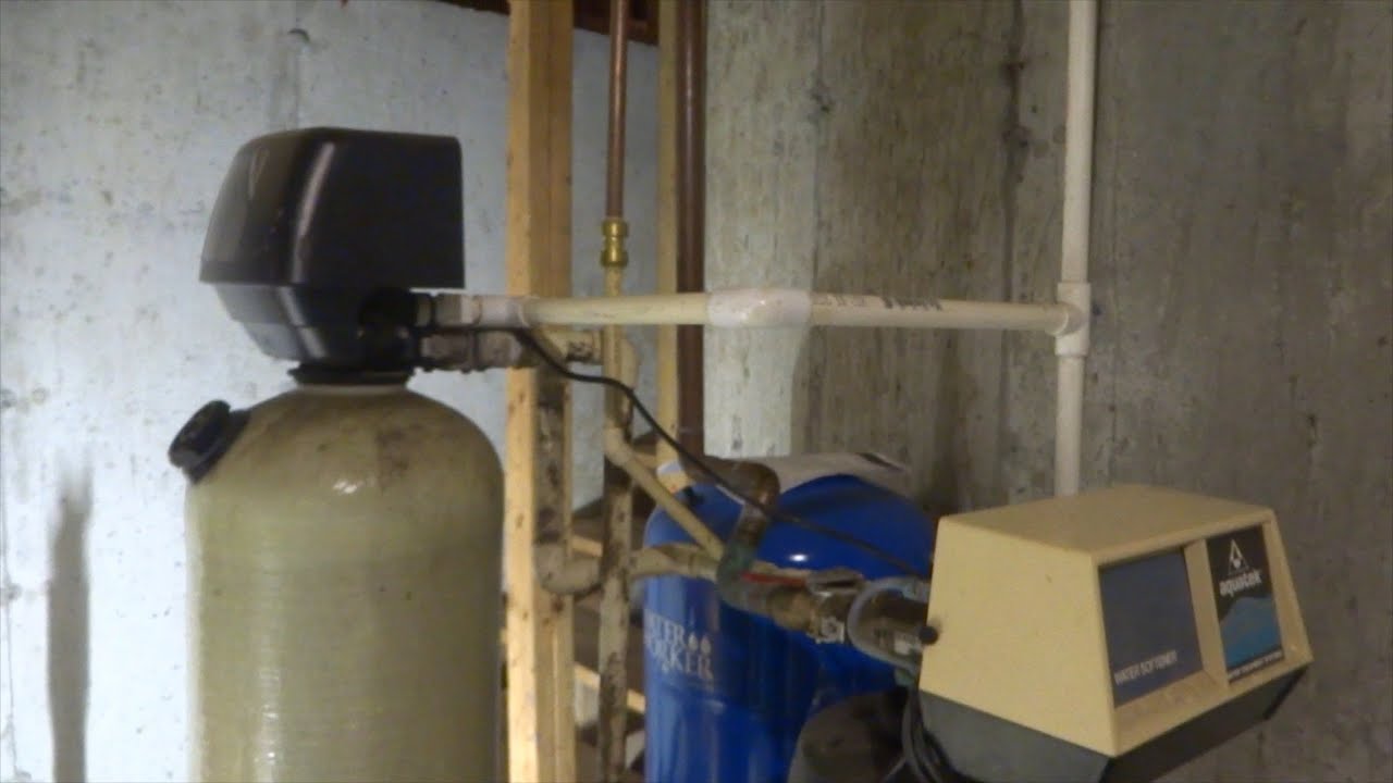 Сильный шум вибрации от трубы водосточной воды в полночь