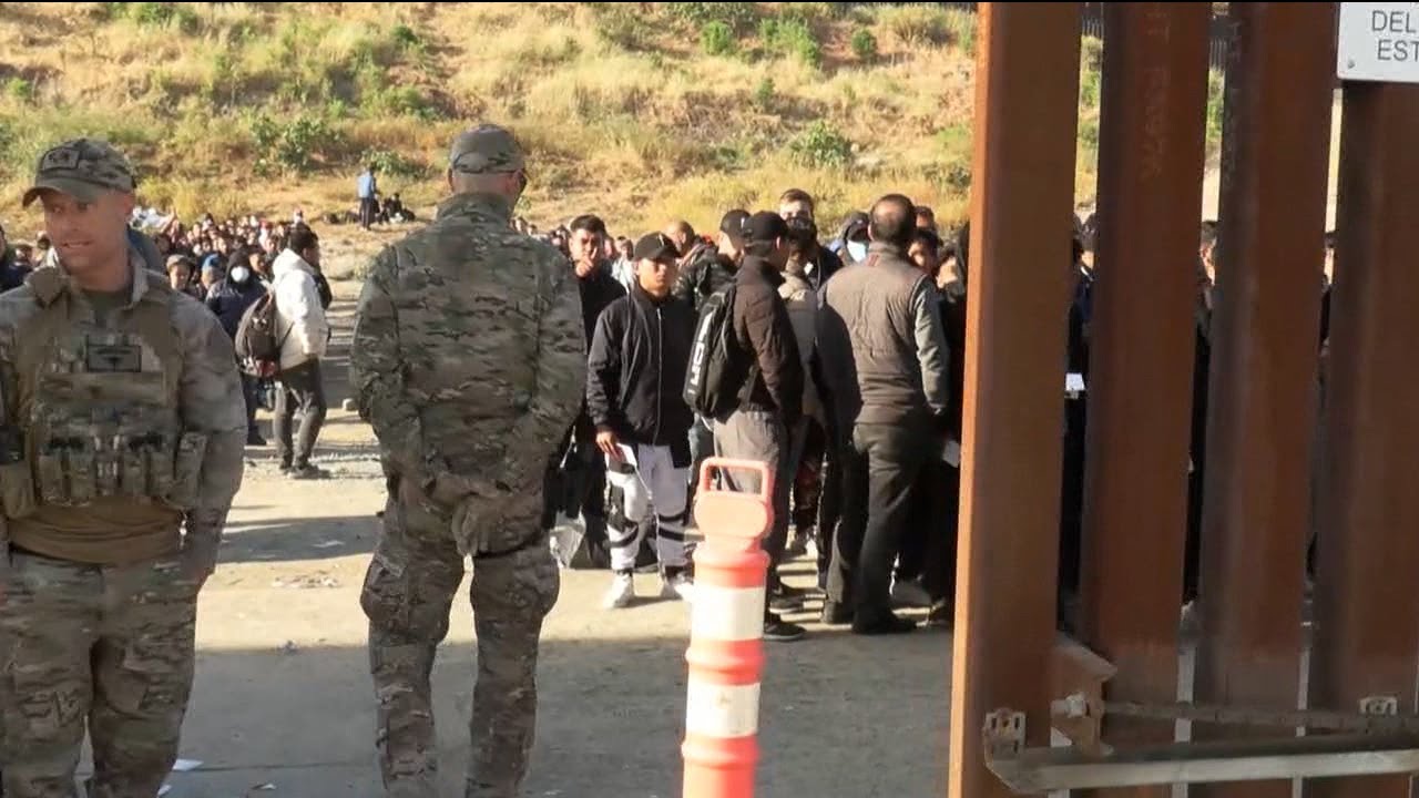 Tens of thousands surge U.S.-Mexico border ahead of Title 42 - YouTube