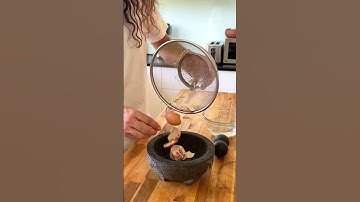 How to make an egg shell fertiliser for your plants #plants #houseplant