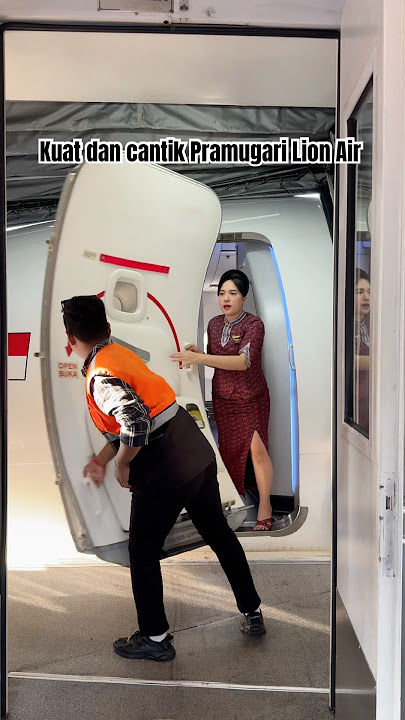 Kuat banget ya Pramugari Buka Pintu Pesawat