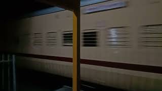 01024 Kolhapur Pune Special Express Arriving