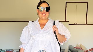 Barrel leg jeans on a plus-size body