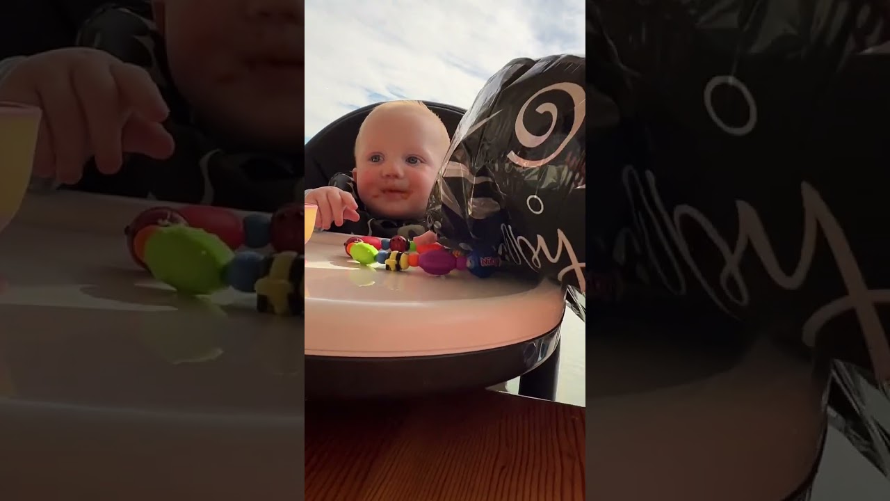 Нежное кормление малыша с ложечки во время обеда 🥄❤️ | 