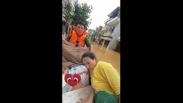 Khoảnh khắc chiến sĩ công an bế cụ bà vượt dòng nước lũ gây xúc động