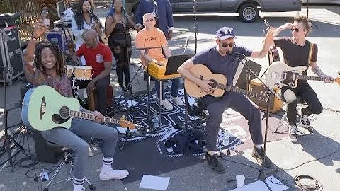 EXCLUSIVE: Gorillaz Street Performance of "Humility"