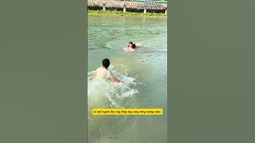 mọi người nghe tiếng kêu cứu của người phụ nữ giữa dòng sông kịp thời chạy tới cứu được cô vào bờ.