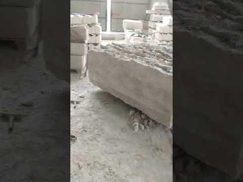 كتلة صخر كبير من صخر الجبل حجر طبيعي