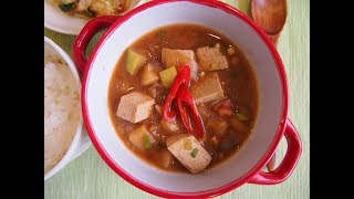 Корейская кухня: Твенджян чигэ (된장찌개) или суп (рагу) с пастой твенджян. Корейская кухня: Твенджян чигэ (된장찌개) или суп (рагу) с пастой твенджян.