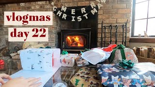 Wrapping presents for my friends and family. [vlogmas  day 22]