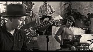 LA LOM Perform 'Alacrán'