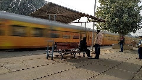 High Speed Overtake by Tejas Express / धूल उड़ाते हुए तेजस एक्सप्रेस ने किया ओवरटेक