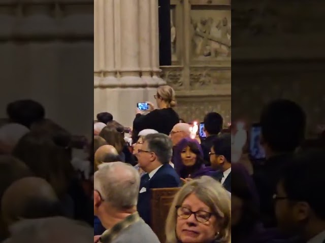 Tumulto interrompe celebração da Páscoa na Catedral de São Patrício por um grupo de apoiantes do Hamas