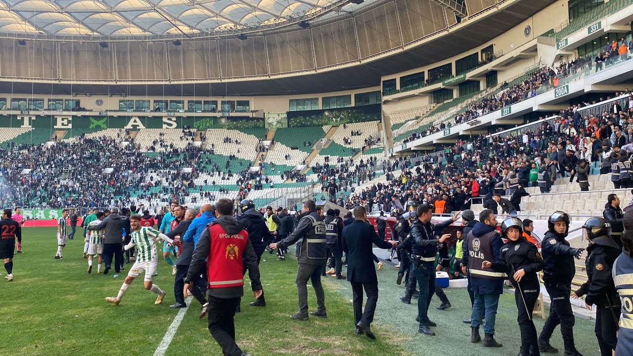 BURSASPOR - DİYARBEKİRSPOR MAÇINDA SAHA KARIŞTI