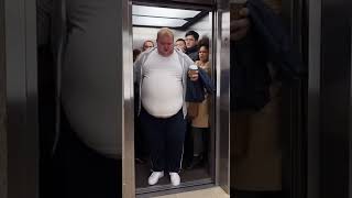Толстяк пытается впихнуть живот в лифт  #приколы #вирусноевидео #смешновидео