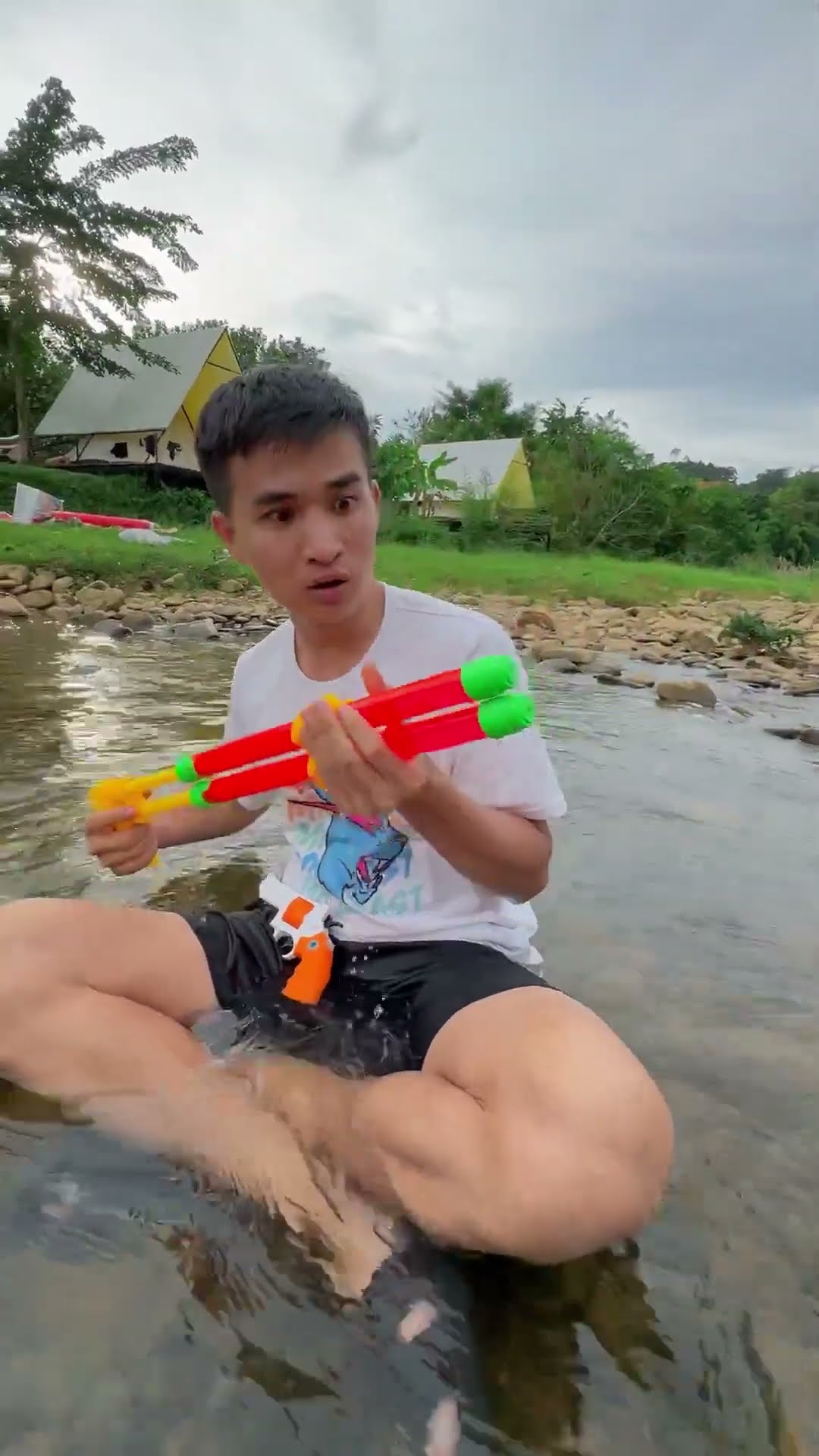 Su Hao comedy: nerf gun toy at the stream ?