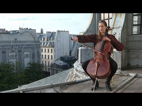 De la musique sur les toits de Paris : la violoncelliste Camille Thomas joue Ravel