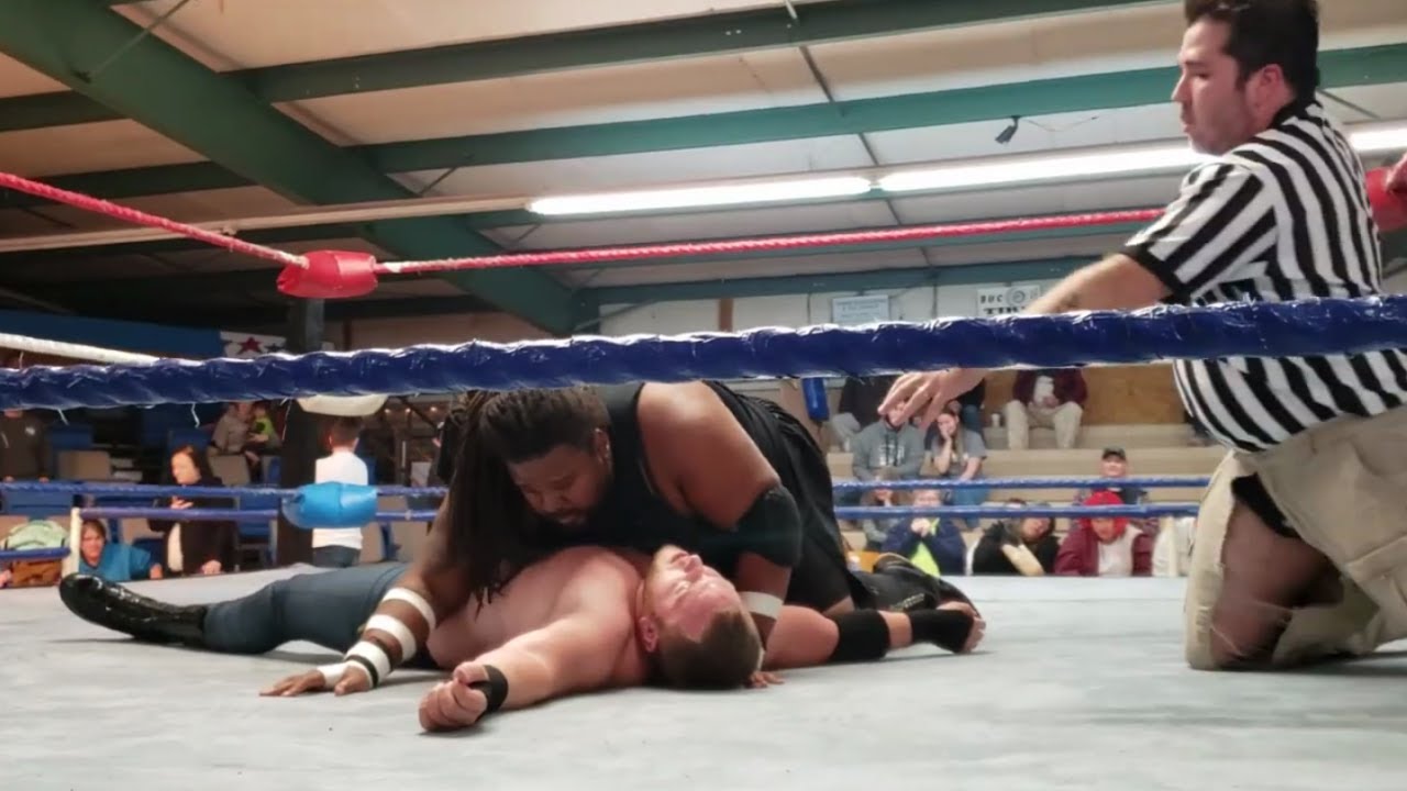 Pro Wrestling Referee Rips Pants During Match.. - YouTube