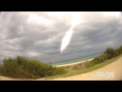 Video: En Fallande Meteorit Filmades I Australien - Alternativ Vy