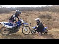 заезд по трассе мотокросс на питбайке. check-in on the motocross track on a pit bike