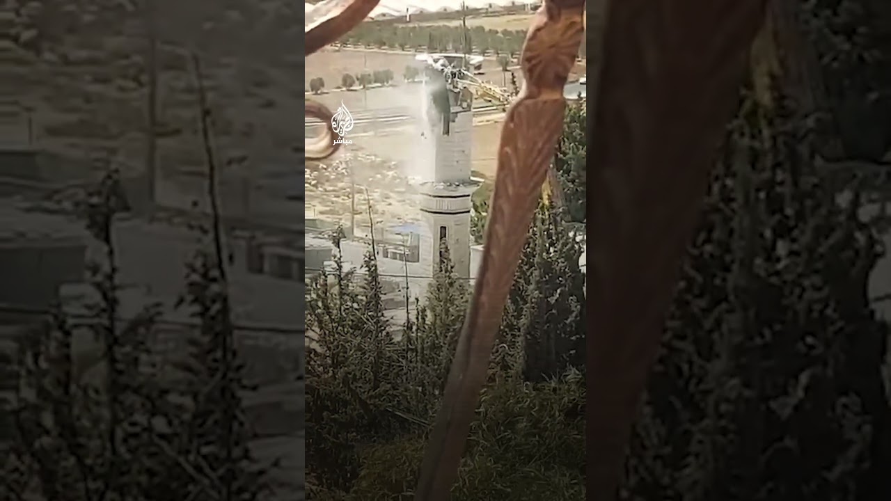 جرافات الاحتلال الإسرائيلي تهدم مئذنة مسجد في قرية الهجرة جنوبي الخليل في الضفة الغربية