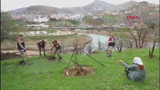 Tunceli'de Sakine nineye jandarma fidan dikerek yardım etti