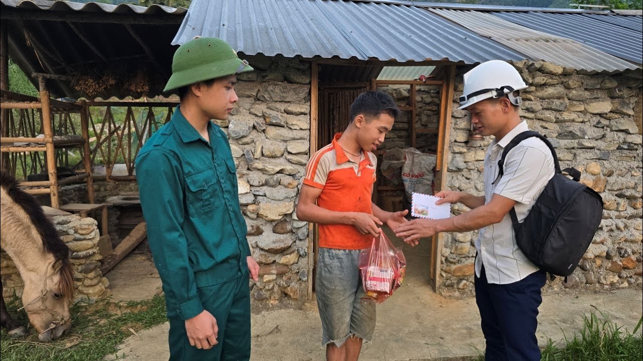 Хунга посетили и поддержали инженер-строитель и местный полицейский.