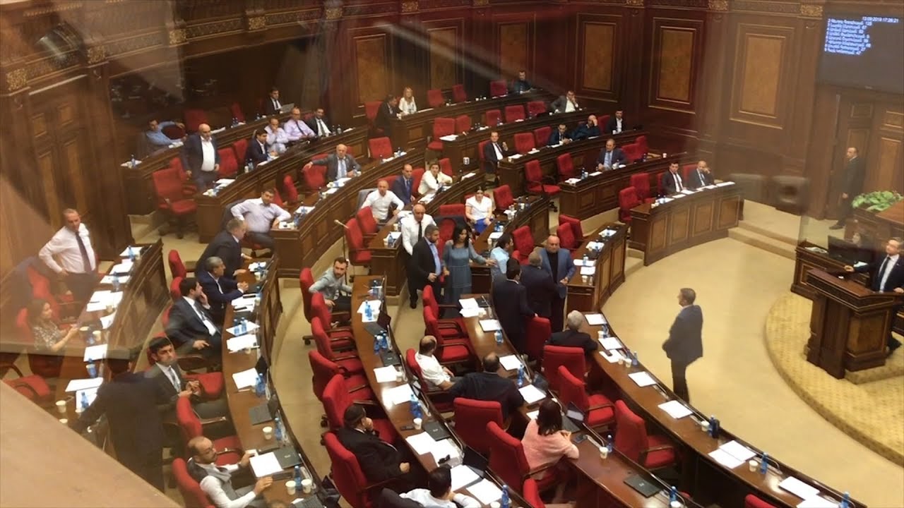 мирский замок «Ռազբորկա»՝ «Իմ քայլի» և ԲՀԿ-ի պատգամավորների միջև